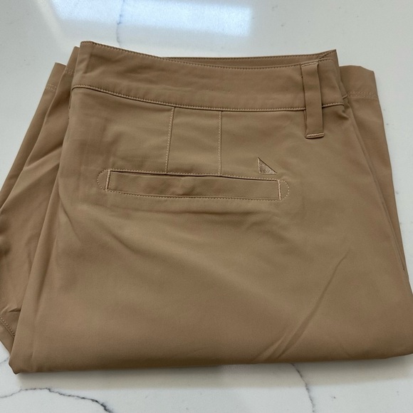 UNTUCKit Men's Beige Flat Front Shorts - Picture 5 of 5
